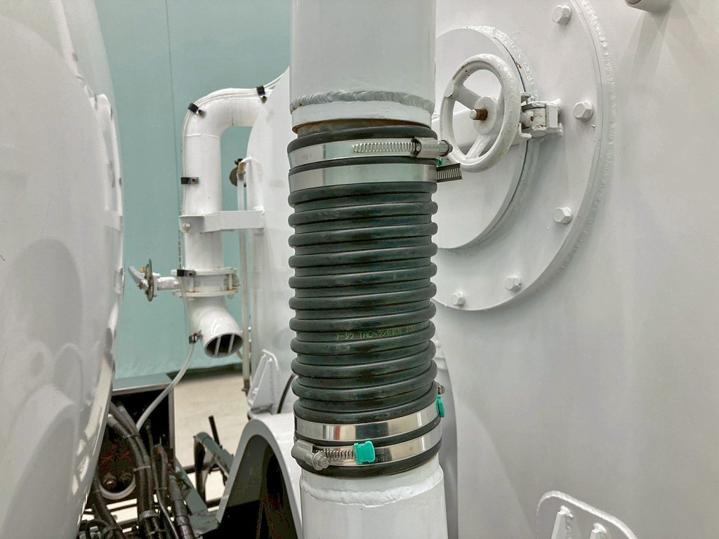 運転席側の蛇腹ホース少々短い。|いすゞ フォワード SKG-FSR90S2の写真30