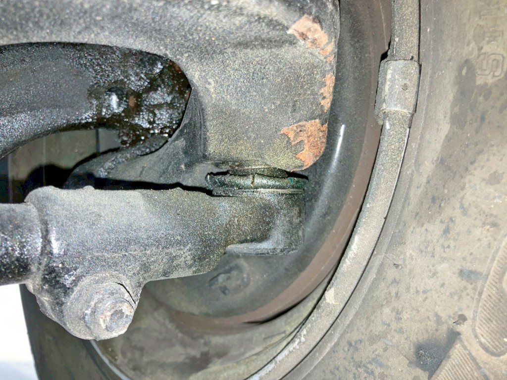 運転席側タイロッドブーツに破れがあります。|いすゞ フォワード SKG-FSR90S2の写真36