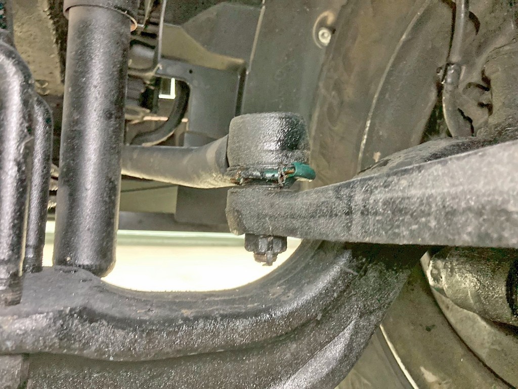 ドラックリンク後方のブーツに破れがあります。|いすゞ フォワード SKG-FSR90S2の写真37