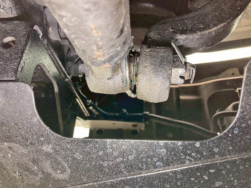 ドラックリンク前方のブーツに破れがあります。|いすゞ フォワード SKG-FSR90S2の写真38