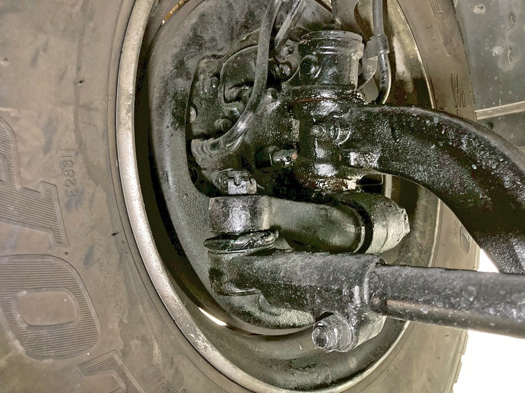 助手席側タイロッドブーツに破れがあります。|いすゞ フォワード SKG-FSR90S2の写真39