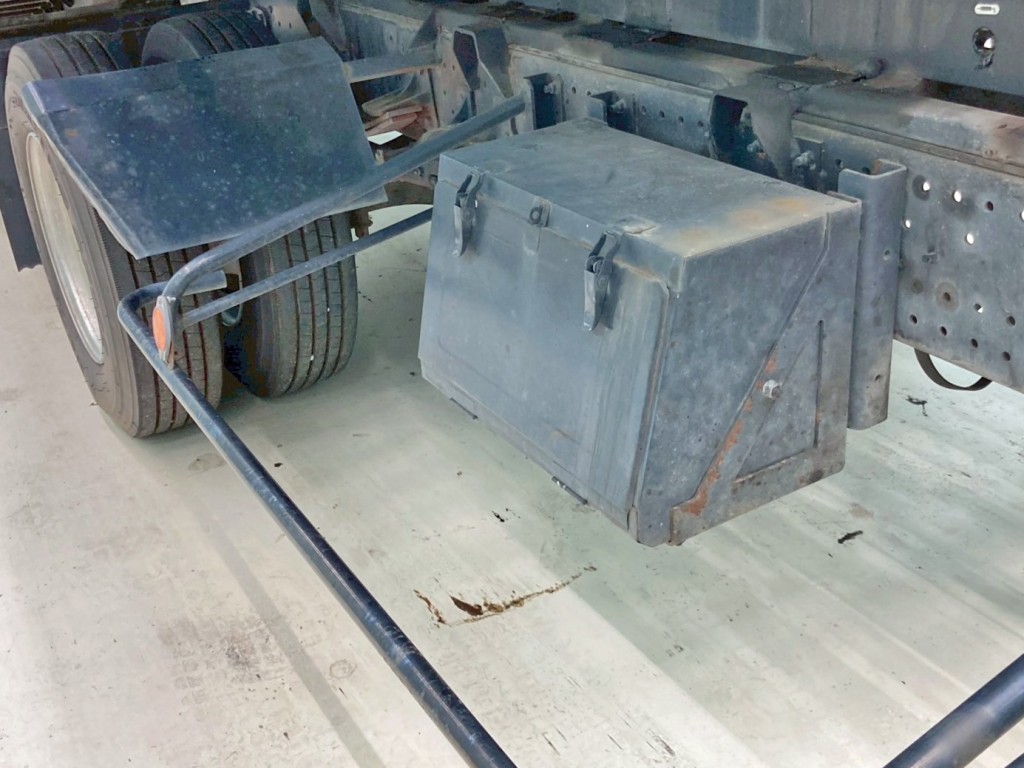 ボディー運転席側中央部に工具箱が付いています。|いすゞ フォワード TKG-FRR90S1(2WD)の写真16