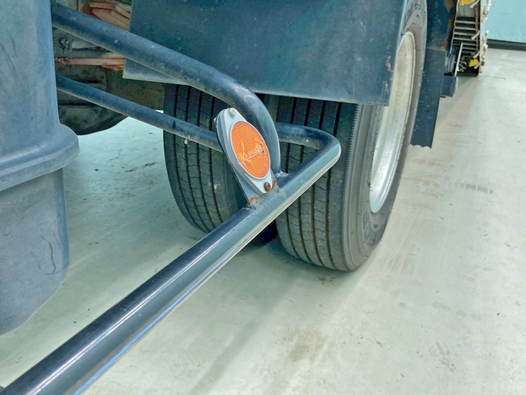 助手席側サイドバンパー後方反射板に曲がりがあります。|いすゞ フォワード TKG-FRR90S1(2WD)の写真18