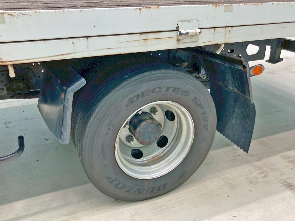 助手席側リヤフェンダーに曲がりがあります。|いすゞ フォワード TKG-FRR90S1(2WD)の写真20