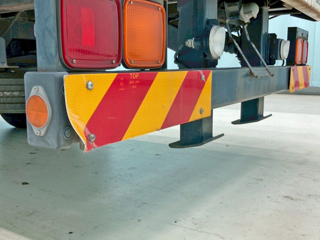 助手席側反射板に曲がりがあります。|いすゞ フォワード TKG-FRR90S1(2WD)の写真28