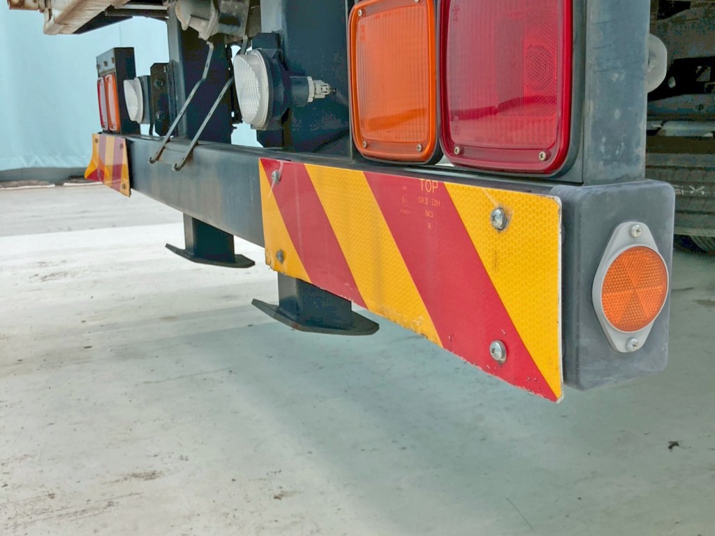 運転席側反射板に曲がりがあります。|いすゞ フォワード TKG-FRR90S1(2WD)の写真29