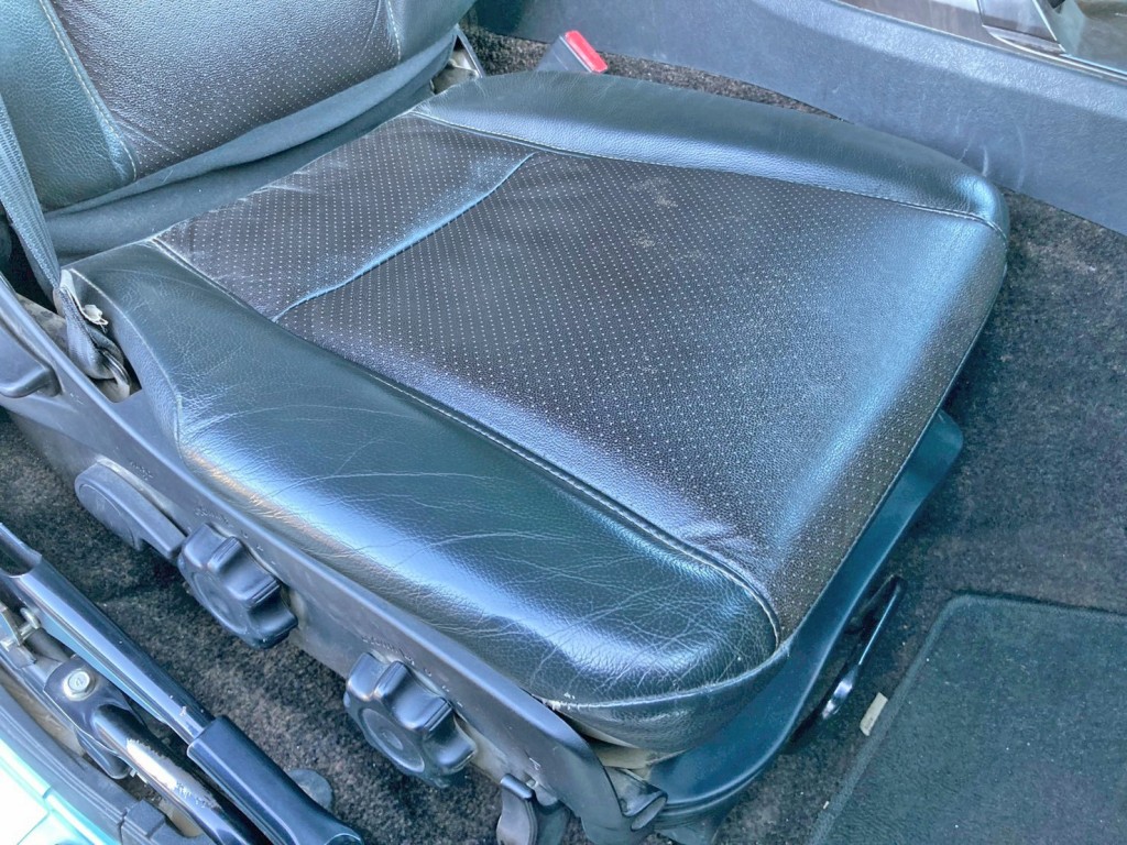 運転席座面にヘタリ・破れがあります。|三菱 スーパーグレート 2KG-FV70HJRの写真16