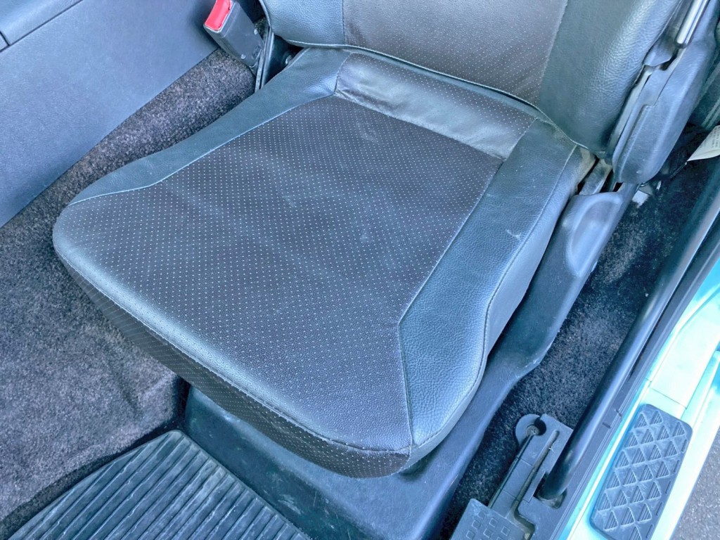 助手席座面にヘタリがあります。|三菱 スーパーグレート 2KG-FV70HJRの写真17