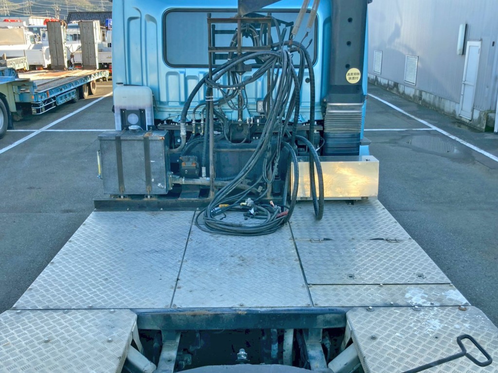 踊り場は縞板アルミです。|三菱 スーパーグレート 2KG-FV70HJRの写真18