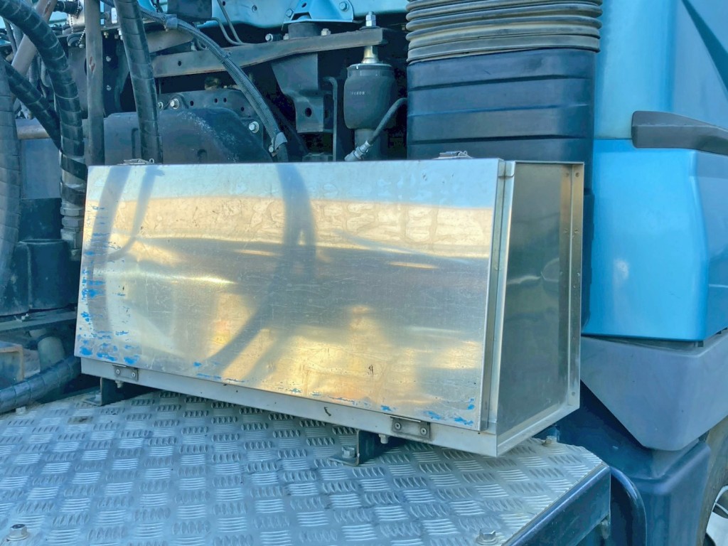 踊り場前方運転席側にステンレス製の工具箱が付いています。|三菱 スーパーグレート 2KG-FV70HJRの写真19