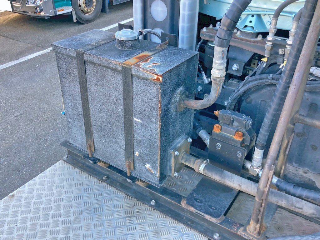 踊り場前方助手席側に作動油タンクが付いています。|三菱 スーパーグレート 2KG-FV70HJRの写真20