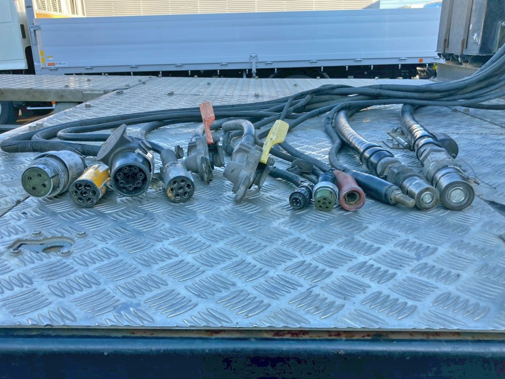 接続コネクター類です。|三菱 スーパーグレート 2KG-FV70HJRの写真23