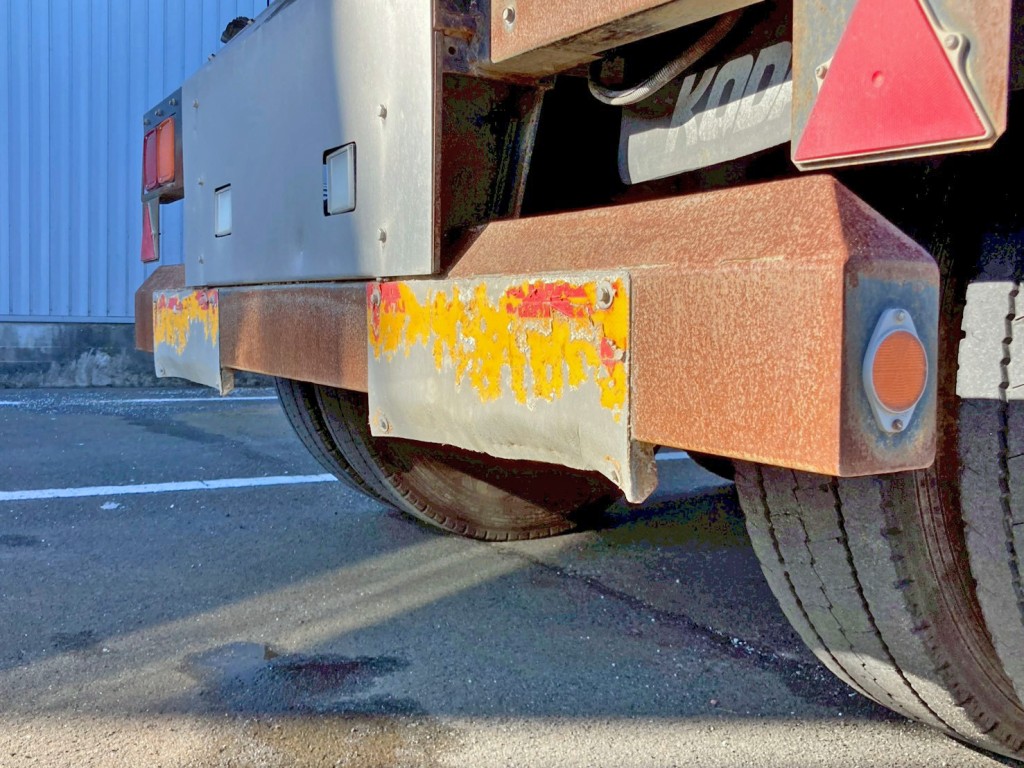 リヤバンパー運転席側の反射板に歪みがあります。|コダイラ  KDLR221AXの写真24