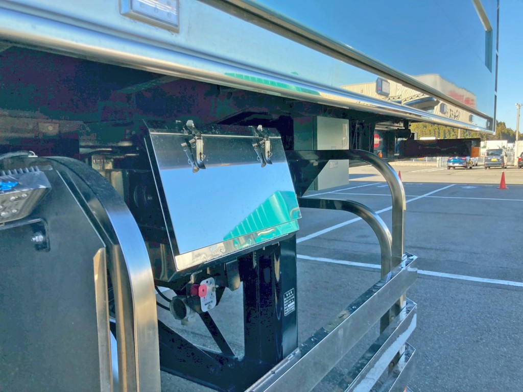 運転席側にステンレス製の工具箱が付いています。|コダイラ  KDLR221AXの写真30