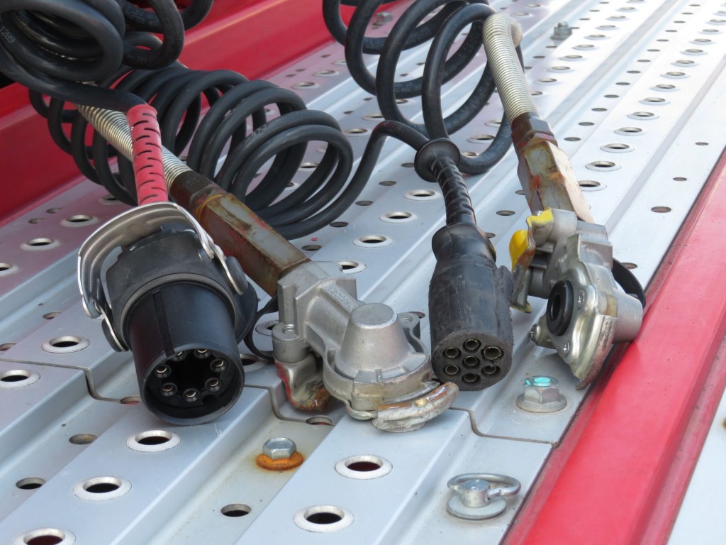 接続コネクターです。|日野 プロフィア 2DG-SH1EDGGの写真22