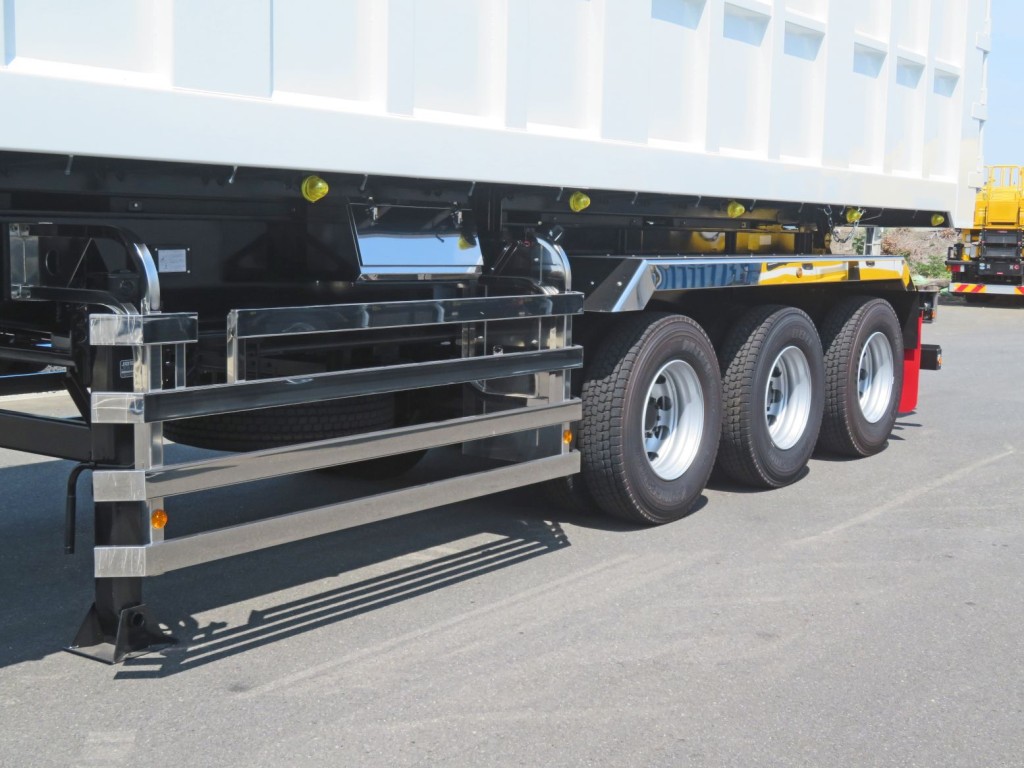 サイドバンパー・サイドバンパーステー・リアフェンダーはステンレス製です。|コダイラ  KFL32改の写真16