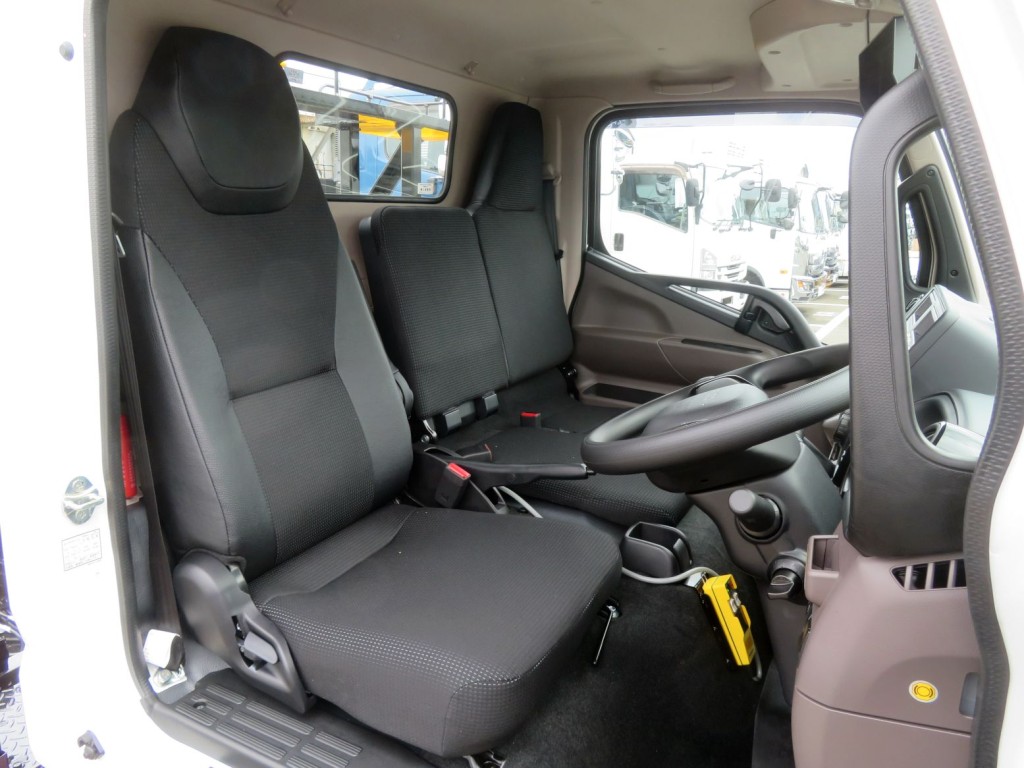 乗車定員は3名です。|三菱 キャンター 2RG-FBAV0(2WD)の写真6