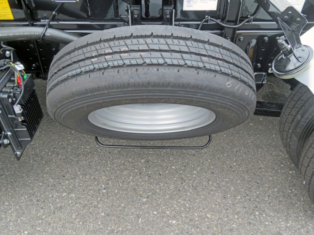 スペアタイヤ付きです。|三菱 キャンター 2RG-FBAV0(2WD)の写真10