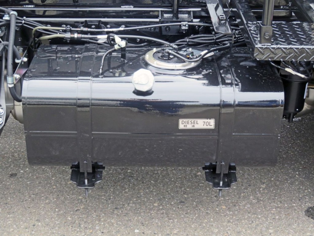 燃料タンクは70Lです。|三菱 キャンター 2RG-FBAV0(2WD)の写真11