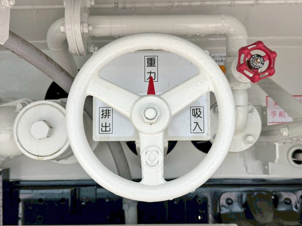 排出・重力・吸入の切り替えバルブです。|日野 デュトロ 2KG-XZU600E(2WD)の写真19