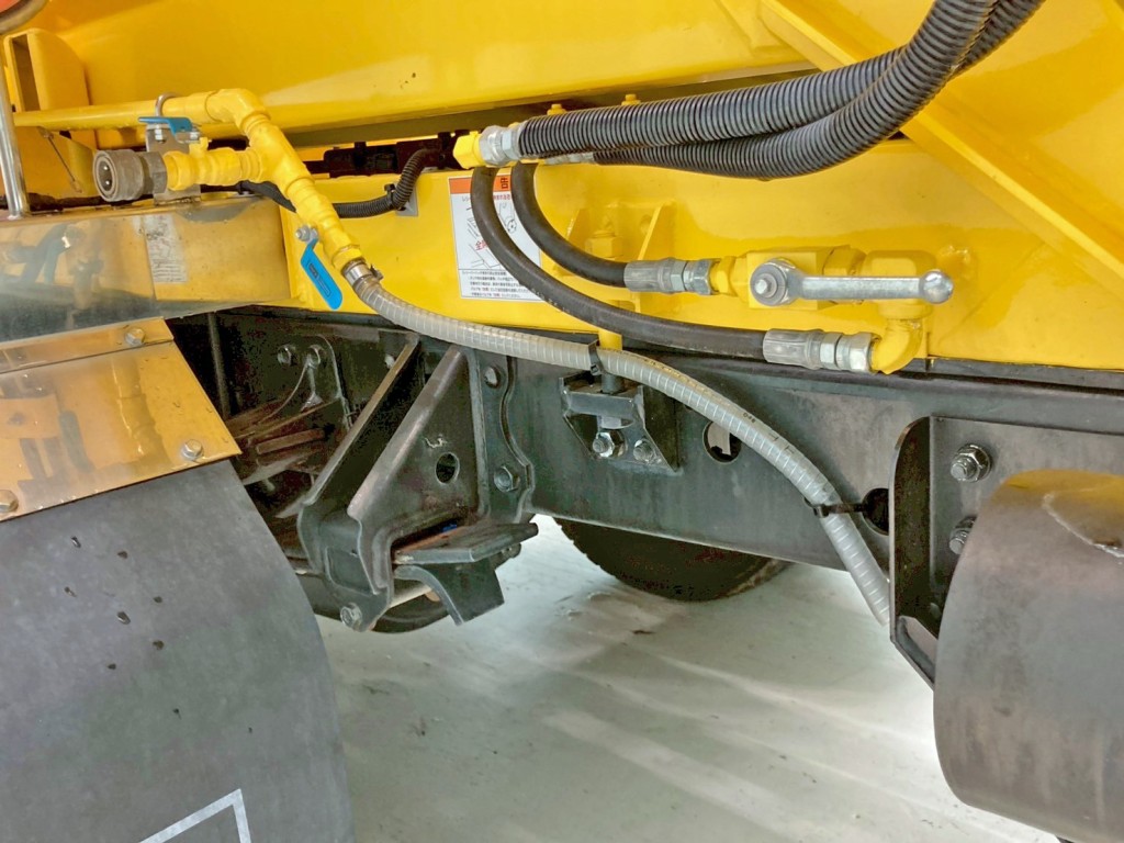 ハッチの開閉・ダンプアップの操作レバーです。|いすゞ フォワード 2RG-FRR90S2(2WD)の写真24