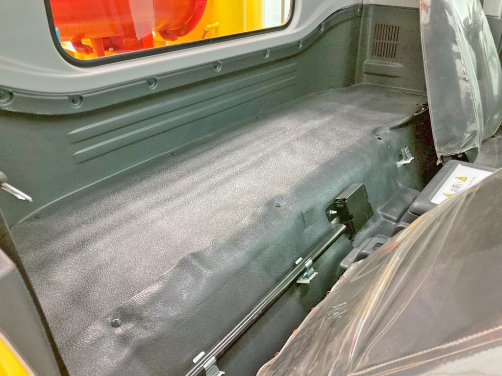 ベッドスペースにマットは付いておりません。|いすゞ フォワード 2RG-FRR90S2(2WD)の写真8