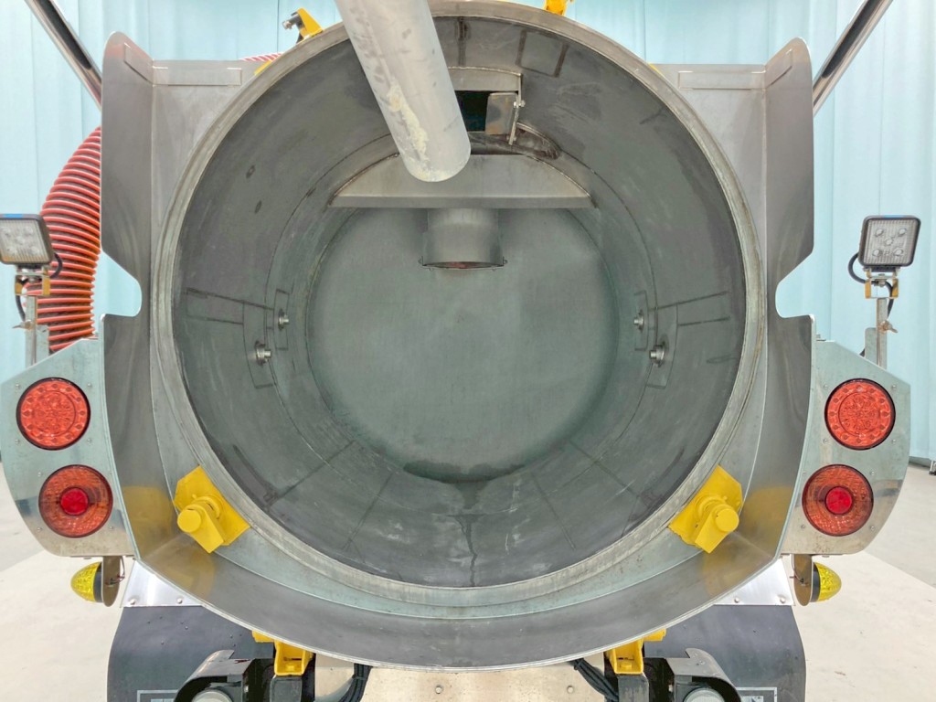 タンク内部の状態です。|いすゞ フォワード 2RG-FRR90S2(2WD)の写真10