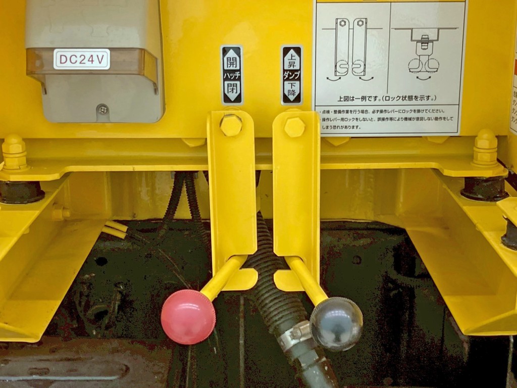 ハッチの開閉・ダンプアップの操作レバーです。|いすゞ フォワード 2RG-FRR90S2(2WD)の写真24