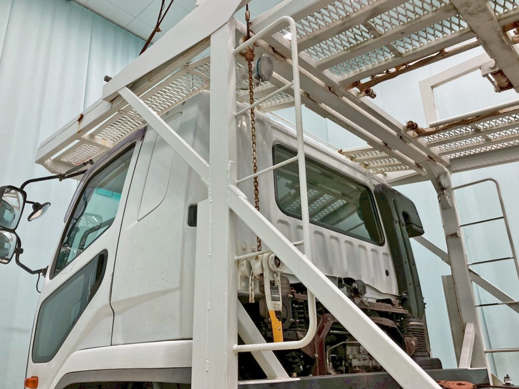 キャビン上部の2Fフロアー昇降は手動式です。|三菱 ファイター LDG-FQ62Fの写真13