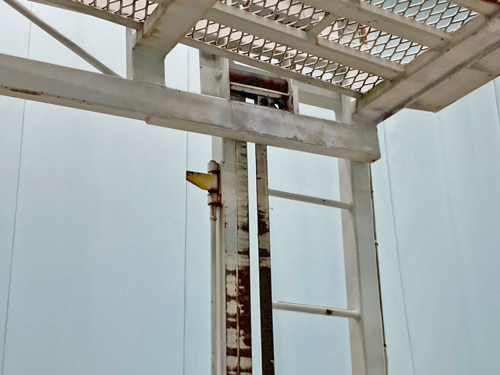 運転席側ストッパーは固着しています。|三菱 ファイター LDG-FQ62Fの写真21