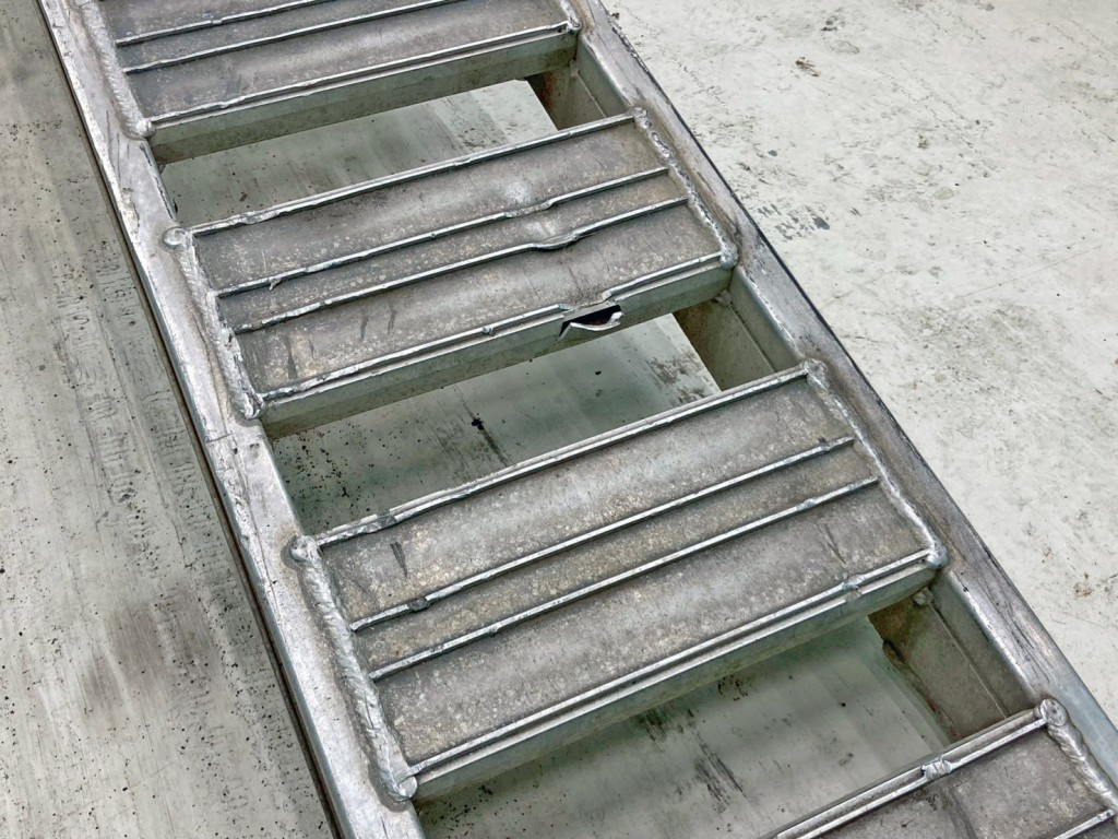 助手席側歩みに割れがあります。|三菱 ファイター LDG-FQ62Fの写真23