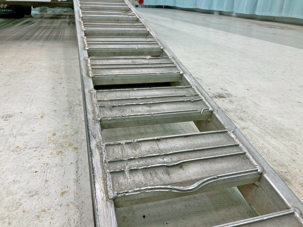 運転席側歩みに割れがあります。|三菱 ファイター LDG-FQ62Fの写真24