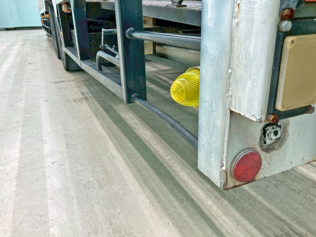 助手席側後方のハシゴに曲がりがあります。|三菱 ファイター LDG-FQ62Fの写真29