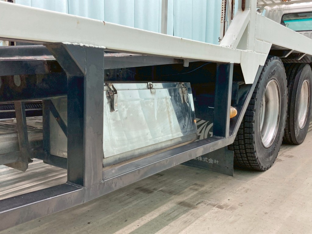 ボディー運転席側後方にステンレス製の工具箱が付いています。|三菱 ファイター LDG-FQ62Fの写真30