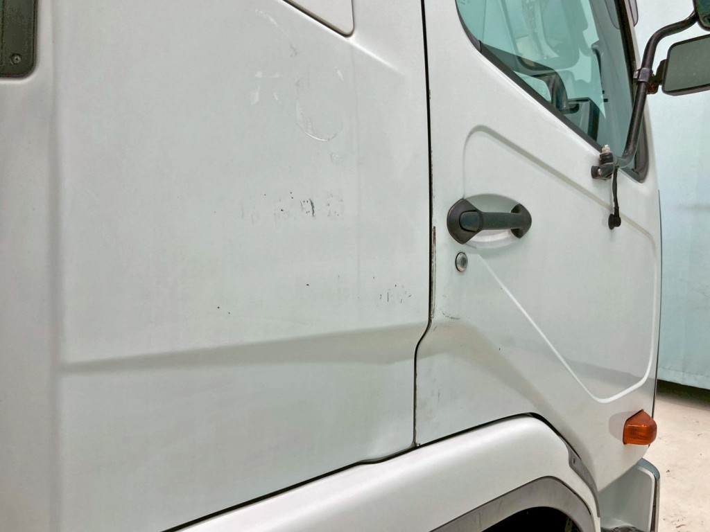 運転席側クォーターパネルにキズがあります。|三菱 ファイター LDG-FQ62Fの写真32