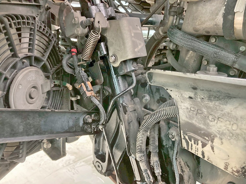 キャブチルトシリンダーにオイル漏れがあります。|三菱 ファイター LDG-FQ62Fの写真33