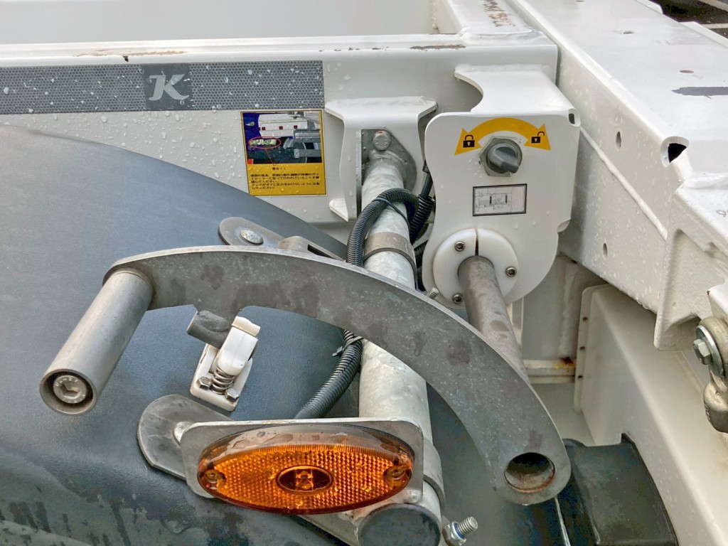 リヤのロック 及び 伸長用のハンドルです。|KAESSBOHRER 不明の写真12