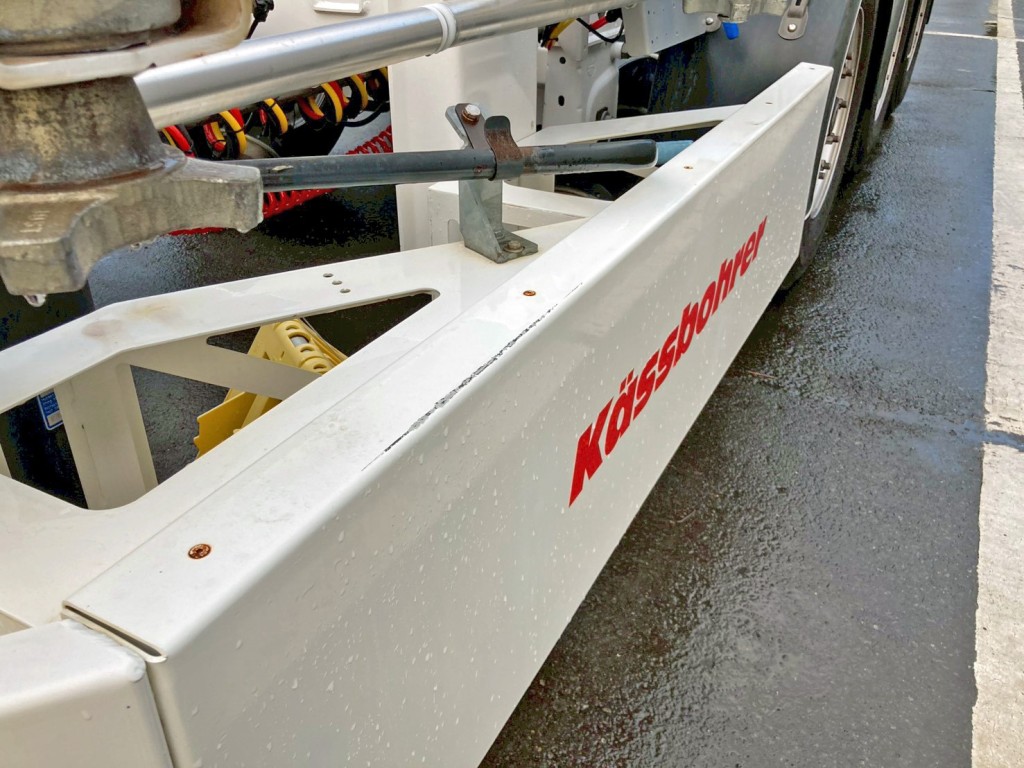 補助脚のハンドル格納時の状態です。(助手席側サイドバンパー上部にキズがあります)|KAESSBOHRER 不明の写真16