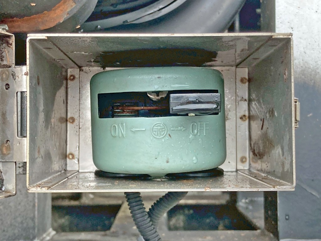 サブエンジンのメインスイッチです。|トレクス  PFB34113改の写真27