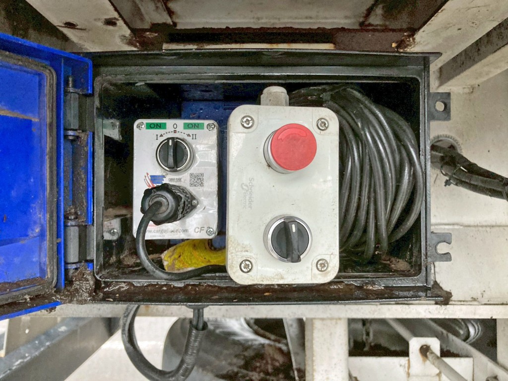 ムービングフロアーの操作スイッチです。|トレクス PFB34113改の写真29