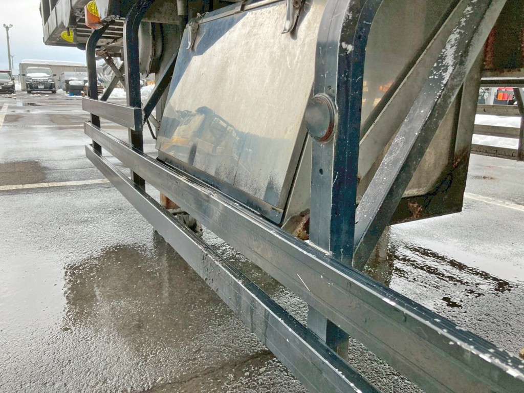 助手席側サイドバンパーにヘコミがあります。|トレクス PFB34113改の写真33