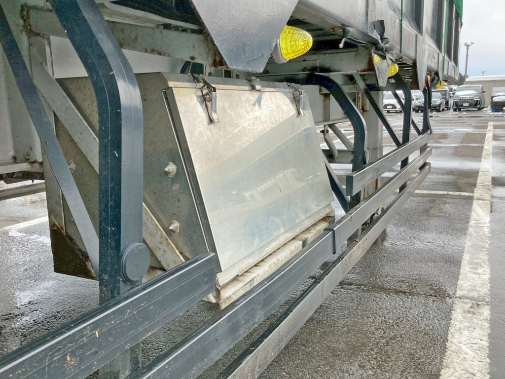 運転席側にステンレス製の工具箱が付いています。|トレクス  PFB34113改の写真34