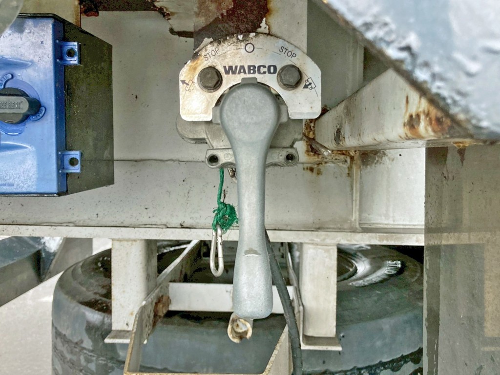 エアサスの昇降レバーです。|トレクス PFB34113改の写真37