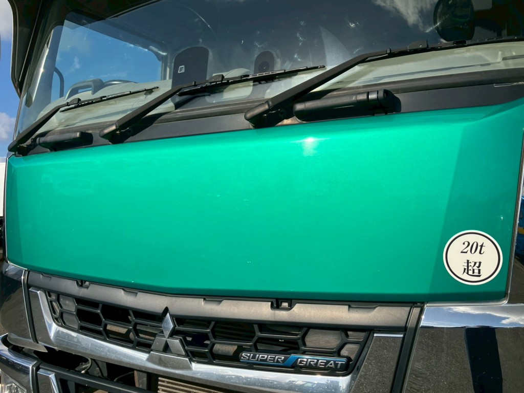 フロントパネルにキズ・ヘコミがあります。|三菱 スーパーグレート 2PG-FV70HYの写真14