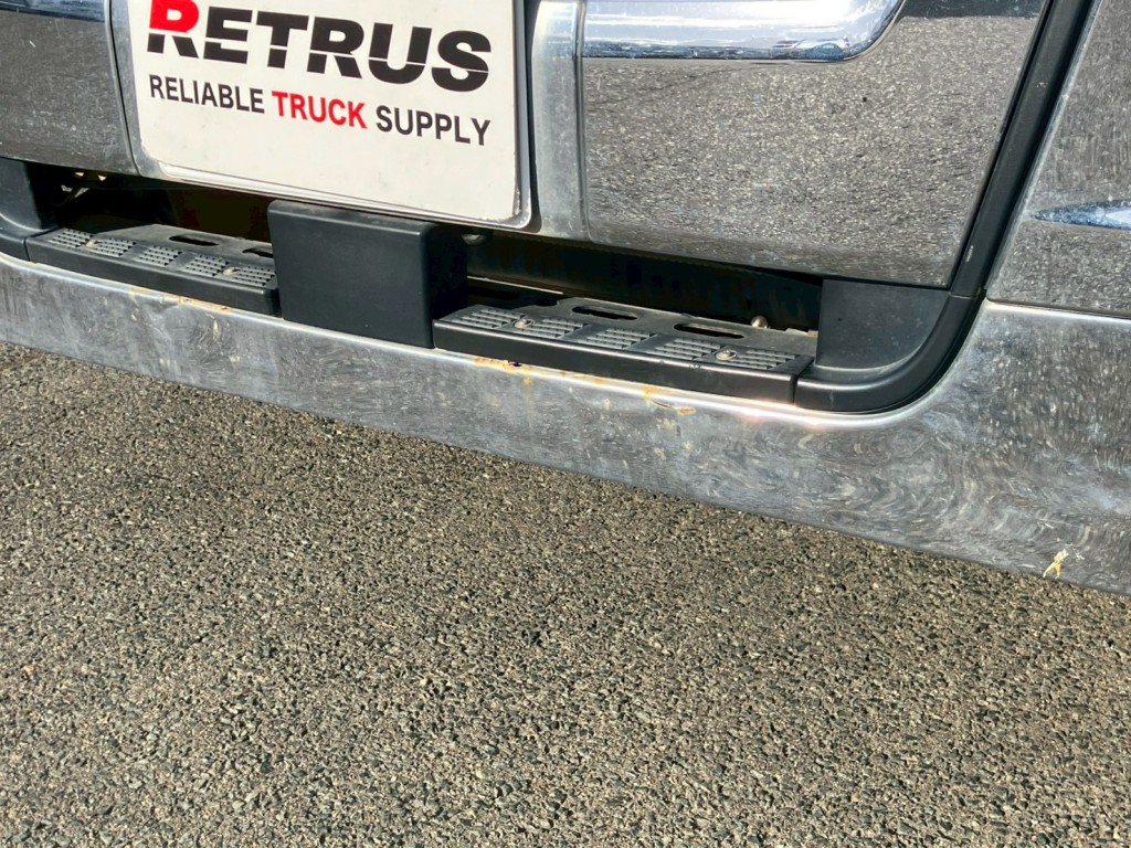 フロントバンパーにキズ・サビ・ヘコミ・腐食があります。|三菱 スーパーグレート 2PG-FV70HYの写真15