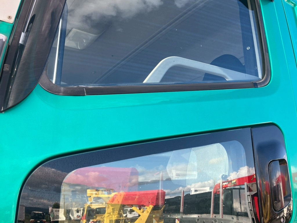 助手席側ドアにキズがあります。|三菱 スーパーグレート 2PG-FV70HYの写真16