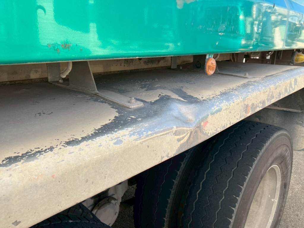 助手席側リヤフェンダーにヘコミがあります。|三菱 スーパーグレート 2PG-FV70HYの写真19