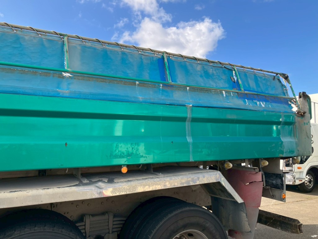 助手席側ボディーにキズ・サビ・ヘコミがあります。|三菱 スーパーグレート 2PG-FV70HYの写真21