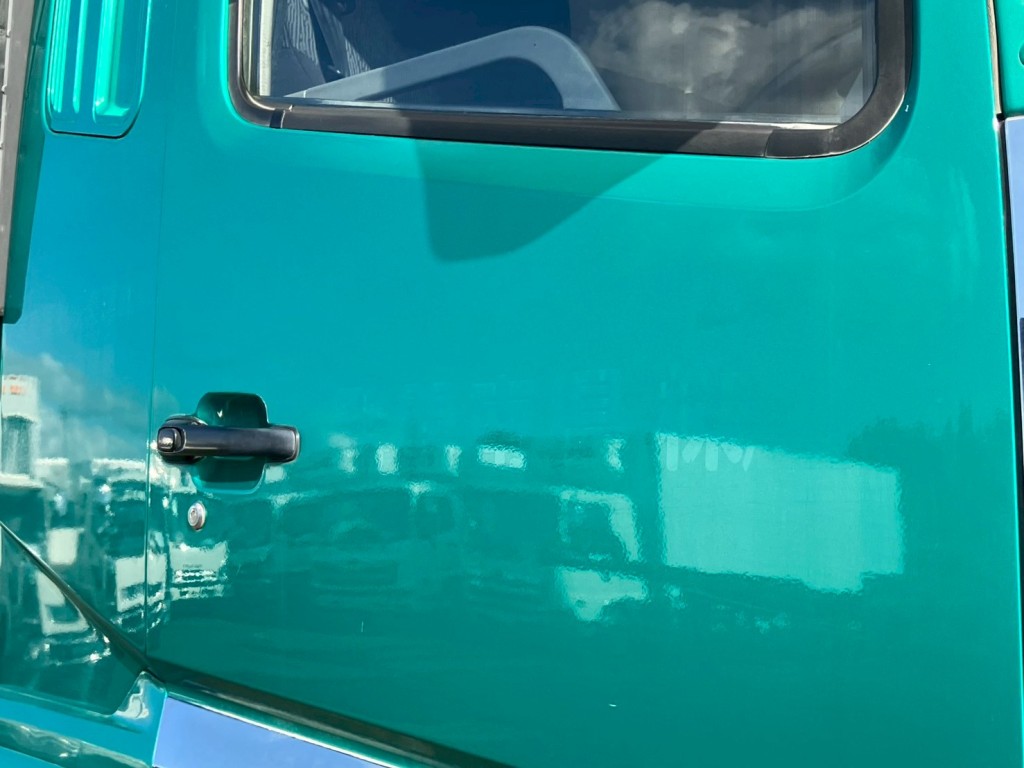 運転席側ドアにキズがあります。|三菱 スーパーグレート 2PG-FV70HYの写真22