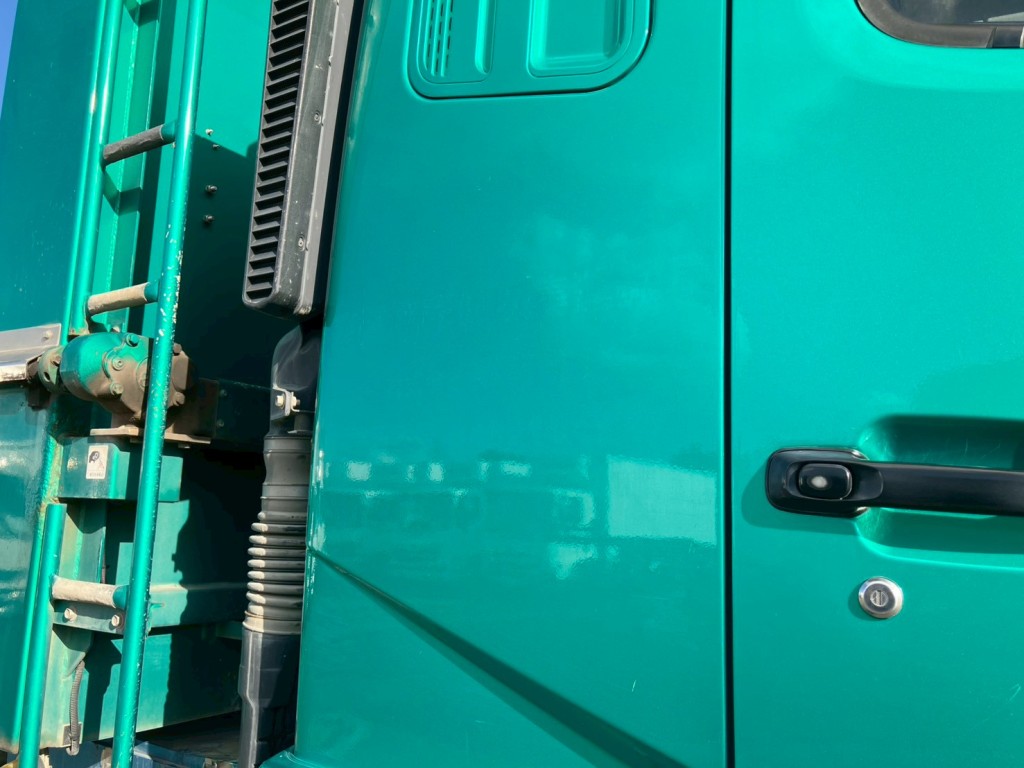 運転席側クォーターパネルにキズがあります。|三菱 スーパーグレート 2PG-FV70HYの写真23